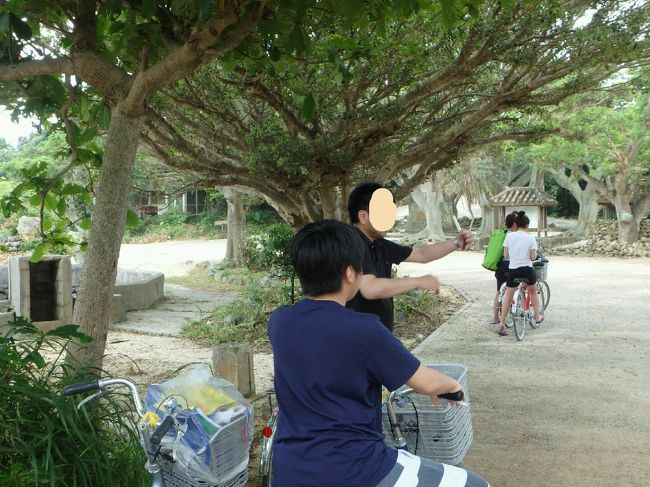 走り出したら急にスコール！！<br />　木の下で雨宿り(^^)