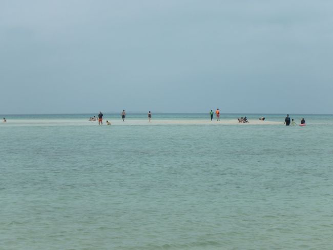 海の中に現れている砂浜！<br />行ってみたいけど着替えが無い(>_<)<br />持ってくるんだった<br /><br />それにしてもすごい日差し！準備不足で長居できないぞ・・・