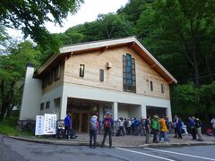 6:30頃に登山拠点の広河原（1510m）に到着。
北岳に向かう人や、バスを乗り換えて北沢峠に向かう人が多いと思われます。