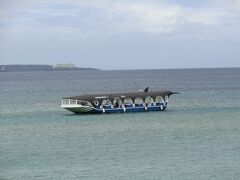 パイナップルパークから（約25分15Km）ブセナ海中公園へ　晴れてきた(*‘ω‘ *)昨日から不安定な天気が続いています。
グラス底ボートに乗ります。グラスボードのみ1540円
無料駐車場からビーチハウスまで歩きます。ボート乗り場までは無料シャトルバスを利用。20分間隔で運行しています。