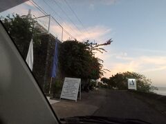 おととい、夕飯を食べたレストラン「Sails」の前を通過しました。

私が座っていたテーブルは、ちょうど今、手前に見えている角っこのガラス仕切りのあるところです。

ヨニさんに早速、あの夜の停電の話をしたら、「え～っ、そんなこともあるんだ・・」って言ってました。（笑）

やっぱり・・、アメッドは田舎なんですね。(^▽^;)