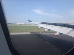 15:38

シンガポール　チャンギ空港へ

再び無事に、到着です。

ただいま～ (^_^)/


最後にオジサマはニッコリと微笑み、次もお互い良い家路のフライトになるようにとかなんとか言って、去って行かれました。

フィリピンや表参道へ連れて行かれなくてよかったです。。