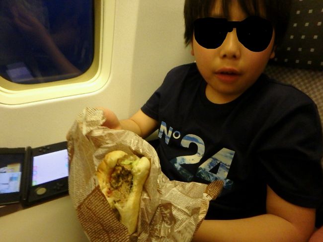 息子くんは去年と同じミルミル本舗の「石垣牛のハンバーガー」<br />美味しいもんね〜)^o^(<br /><br />沖縄旅行、めいっぱい楽しんだねヽ(^o^)丿<br />GWの半分を残して帰宅、明日からまた塾でみっちりお勉強だもんね。<br />息抜きになったかな？<br />