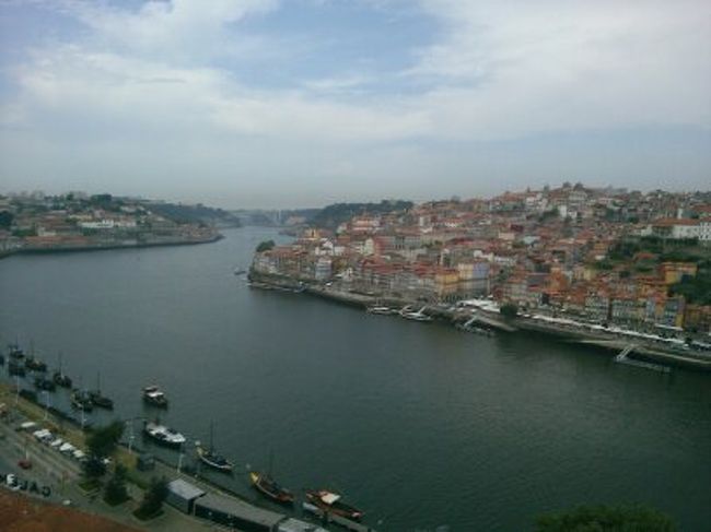 もう1度、セーラ・ド・ビラール修道院から見たドウロ川と歴史地区です。