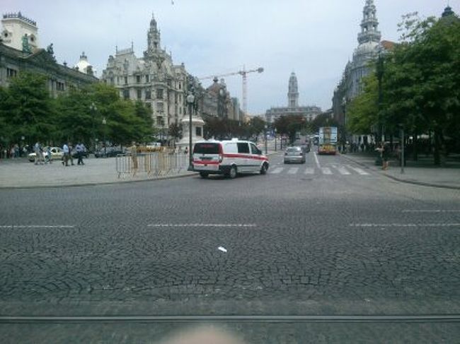 ここは、ポルトの中心地、リベルダーデ広場です。正面に見えるのが、トリンダーデ教会です。