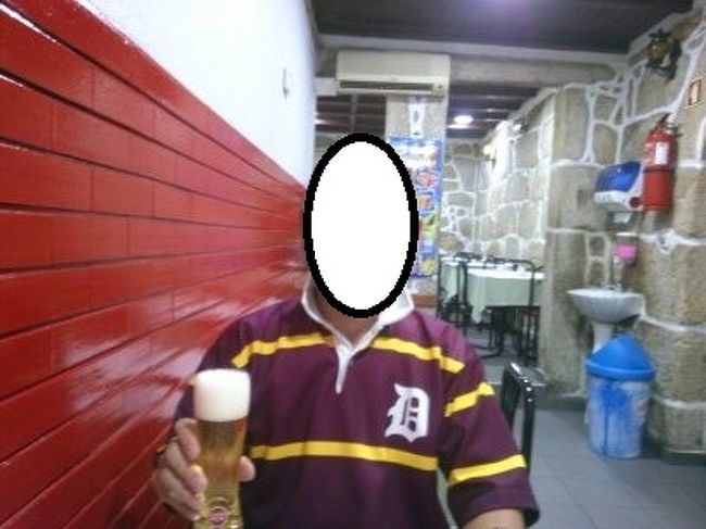 昼食は、地元に人気の食堂で食べます。間口が狭く奥に長い食堂です。<br />このビールが1ユーロ（115円）です。<br />ポルトでは、どのお店もビールがだいたい1ユーロでした。ビール好きには最高の場所ですね。