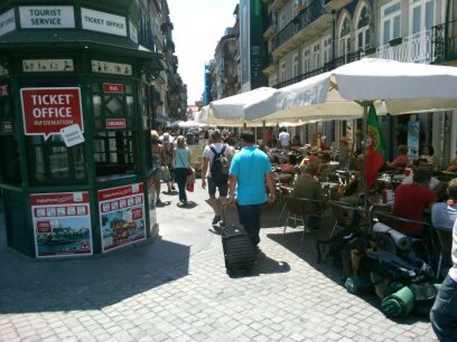 昼食を食べ、一息ついて、街の散策を開始します。このような細い路地にも入ってみました。