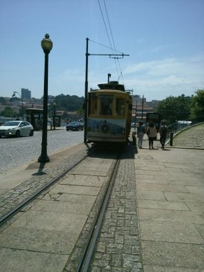 ポルトにもこのようなリスボンと同じような、レトロな市電が走っています。