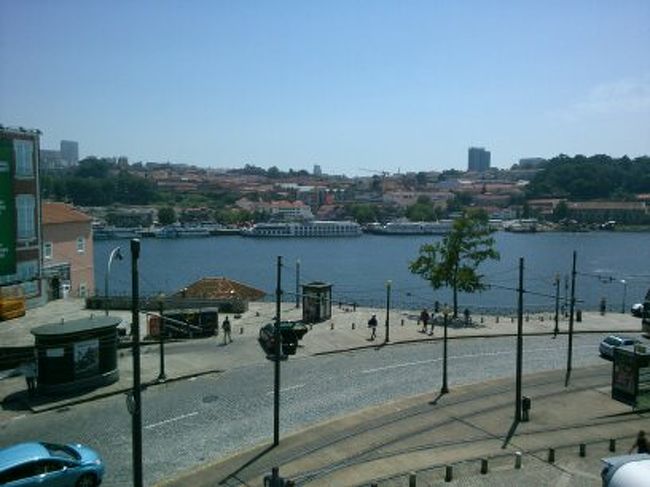 ドウロ川までテクテクと歩いて来ました。もうポルトの土地勘はバッチリです！！