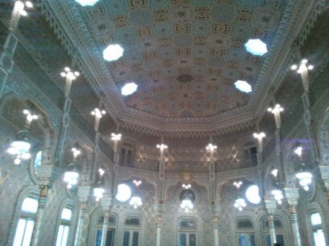 スペインの「アルハンブラ宮殿」を模して造られた「アラブの間」です。