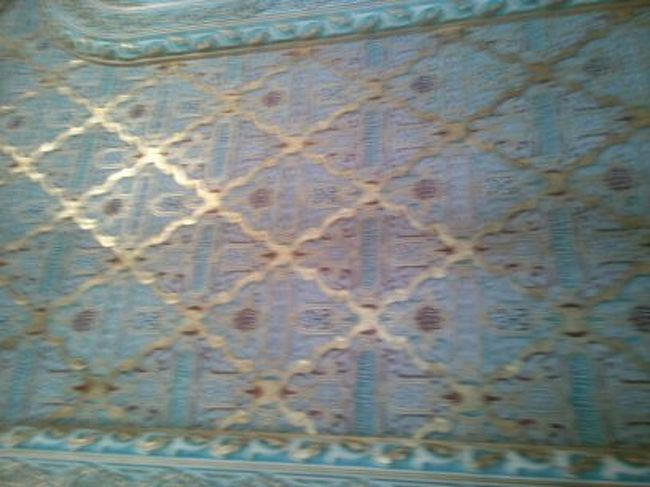 天井から壁全体にこのようなタイルが貼られています。これも「アルハンブラ宮殿」から持ってきたそうです。