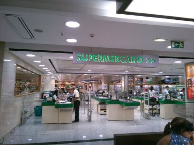 ポルト散策終了！<br />ホテルのそばに大きなスーパーマーケットがあり、そこで、お土産を買うことにします。<br />海外に行くと、スーパーマーケットに行くのも楽しいものですね。