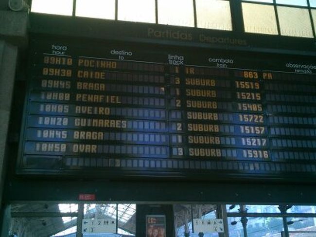 掲示板には、ブラガやギマランイス方面への列車が多いです。ポルトは、この駅より、東側のあるカンパーニュ駅の方がメインの駅で、リスボンやコインブラへ行く列車が発着します。
