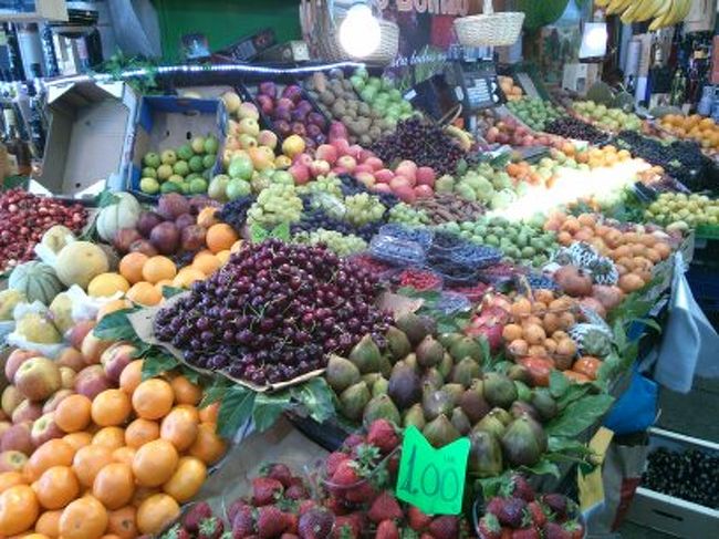 果物屋さんです。さまざまな果物が所狭しと並んでいます。