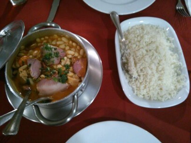 昼食はポルト名物のモツ料理トリパスを食べます。