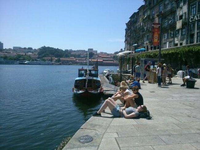 寝そべっている人もいますね。気持よさそうです。