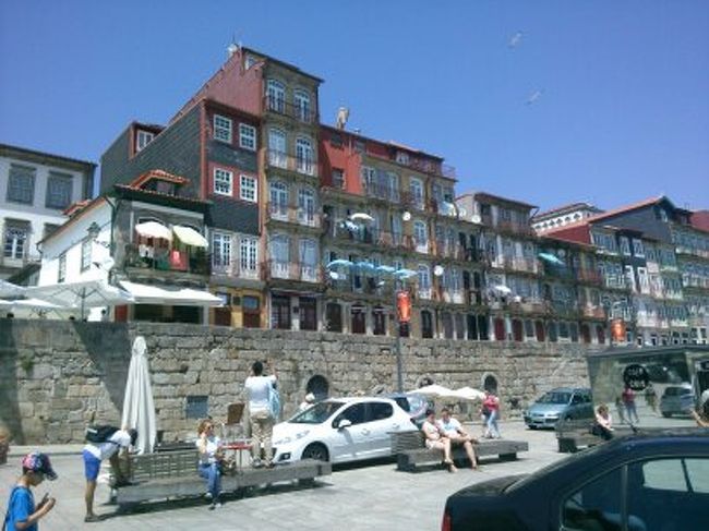 川岸には、レストランがたくさん並んでいます。