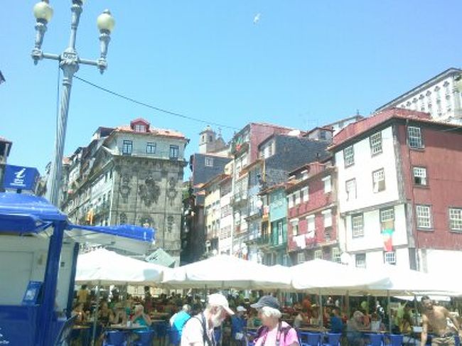 外で召し上がっています人もたくさんいますね。ビールが美味しそうです。