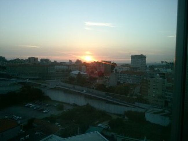 ホテルからの夕陽です。やっと太陽が沈みます。でも、もう時刻は夜の10時です。