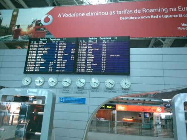 ポルト空港に着きました。思ったよりも小さな空港です。<br />掲示板の下の時計には、ニューヨーク、シドニー、ムンバイ、パリ、東京等々の現地時間が表示されています。