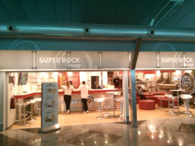 空港内には、この旅行で飲みまくったスーパーボックのお店もありました。