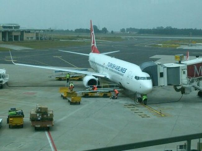 この飛行機に乗ってイスタンブールまで、ひとまず飛びます。