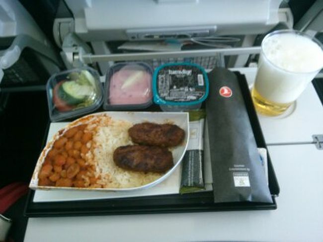 機内食が出てきました。メインはトルコ風ハンバーグといんげん豆です。口にあいました。しかし、右に鎮座しているエフェスビールは温かったです。
