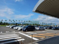 8:35に宮崎空港に到着。
空港からして南国感がすごい。
レンタカーを借りて出発。