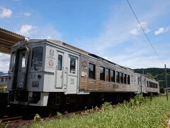 飫肥駅には九州の観光列車「海幸山幸」が到着。
車両には飫肥杉が使われているのが特徴。