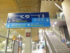 日本の新幹線と全く異なることにTGVはパリの国際空港であるCDG（＝シャルル・ド・ゴール、または地名よりロワシー）に直接乗り入れて、空港内に駅がある

したがって至極便利だが誰かのブログに書かれていたように空港内の案内表示にはなかなか”TGV"の表示は現れないので不安になる

なお駅を意味するフランス語には２通りあり、station（＝スタスィオン ）はメトロの駅、これに対し gare （＝ガール）とはSNCF（＝フランス国鉄）の駅と区別して言う

これらのことは事前にフランス語を勉強していてのが役に立った