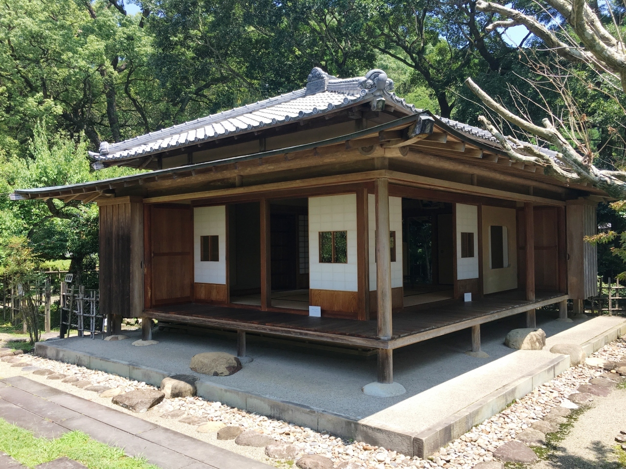 明治期の秋月種樹公の住家、萬歳亭が復元されています。