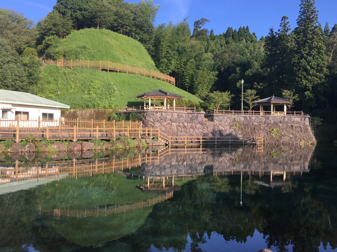 鹿児島県湧水町の丸池公園です。

近くの栗野岳の雨水が地中を流れて、この丸池に流れているそうです。