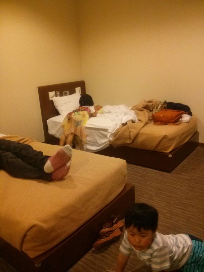 パパは早くもお疲れモード(*_*;成田空港での乗り継ぎ時間は６時間ちょい・・・。<br />ハワイまでの道なりは長い〜。でも気分はウキウキです！<br /><br />１時間でシャワー５人なので、急いで脱いで、脱がせて、でした。