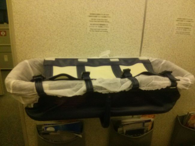 なんだかんだで搭乗です。子連れなので優先搭乗できました。<br />でもあんまり子連れがいなくて、少しばかり心細い('ω')ノ・・・なんて思っていたら！？<br />ちなみに生後１週間の時点ででシンちゃんの分の予約を追加して、バシネット席を予約してました。<br />