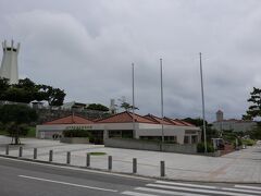 沖縄平和記念公園に来ました。
園内は沖縄戦の写真や遺品などを展示した平和祈念資料館があり、沖縄戦で亡くなられた全ての人々の氏名を刻んだ「平和の礎」があります。
そして丘の上には沖縄戦没者墓苑や府県、団体の慰霊塔が50基建立されています。