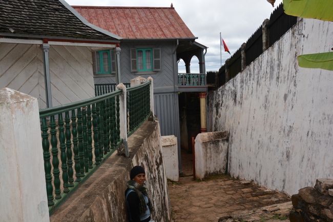 王の暮らしがわかるROVA博物館を説明してくれた女性ガイド