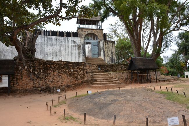 世界遺産、アンブヒマンガの丘の頂上に立つROVA、神聖な王宮前