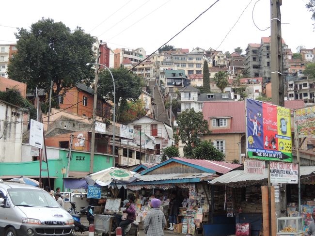 家がすり鉢状の上に建てられているので上り降りが大変だ