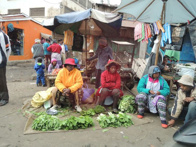道の脇で商う露店の人は多い