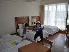 那覇空港到着が10時半でしたが、レンタカー借りたり、忘れてきたものを買ったりして、ホテルに着いたのは2時すぎてからでした。

この2日間の宿泊はホテルムーンビーチです。
ANA旅ドキ沖縄のプランで、オーシャンビューではありませんが、デラックスルームで広い部屋です。２ベッドと畳敷きがありました。
部屋はとても広くて快適です。

ホテル自体は古い建物で、エレベータなんかは超遅いです（笑）
しかも、廊下が屋外のため、部屋を出た瞬間にムッとする暑さ。
その分、水着で部屋を出ても、気後れしないというのはありますが、、、