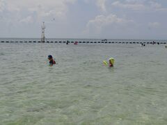 ホテルのプライベートビーチ。
写真は広く見えますが、意外に狭い。

向こうのブイ（クラゲネットの端）まで歩いて行けます。
水は温く快適ですが、魚はなぜか全くみることができません。