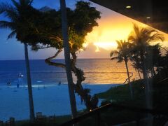 ホテルのレストランから望む、夕焼けのビーチ。
晴れていればとても素晴らしい景観です。

この景色をバックに夕食をとると、ビーチリゾートに来たな〜って感じがしみじみきます。