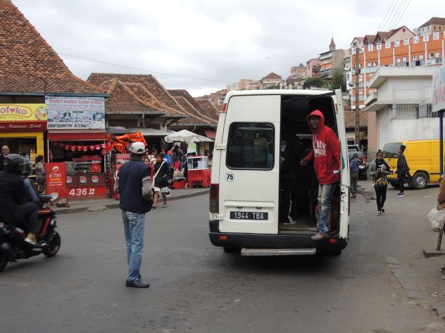 乗合自動車は後ろ乗り、車掌が開け閉めし、お金を徴収する。