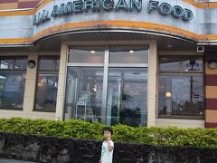 ２日目のお昼。
ハンバーガーショップのA&W
沖縄ではメジャーですが、本州にはありません。

アメリカンな感じで肉は美味しく、私は好きですね。