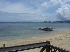 3日目の朝。

ルネッサンスリゾートの先をさらに真栄田岬の方に行ったところにある、マリブビーチ。
真っ白いサンゴではなく、黄色い砂地の天然ビーチです。
ここから青の洞窟までシュノーケリングに向かいます。