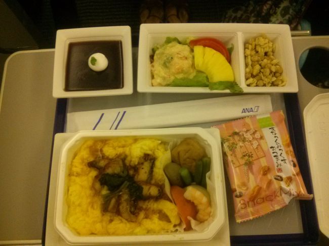 やっと１回目の機内食です。<br />シンちゃんはもう寝たのでゆっくり頂きます！まさかこんなに早くに寝てくれるとはビックリでした。<br />私はうな玉丼。おいしかったです！