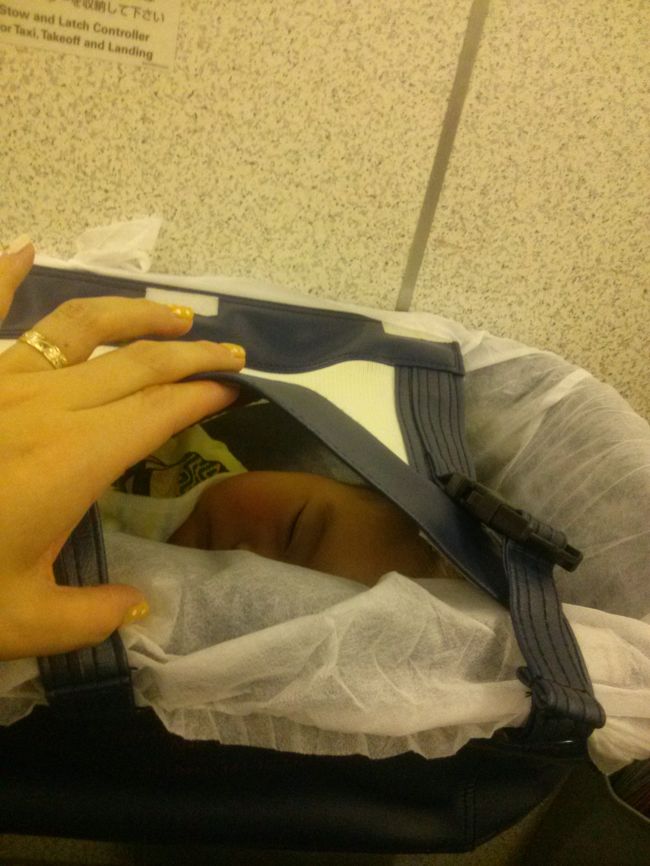 このバシネット、シートベルトのランプが消えるとＣＡさんが付けにきてくれます。少し揺れが続いたため、付けてもらうのが離陸から１時間後くらいでした。離陸の時におっぱい飲んで早々に寝てしまったシンちゃん。小１時間抱っこで手はしびれましたが、、、スヤスヤ寝てくれて良かったです(^O^)