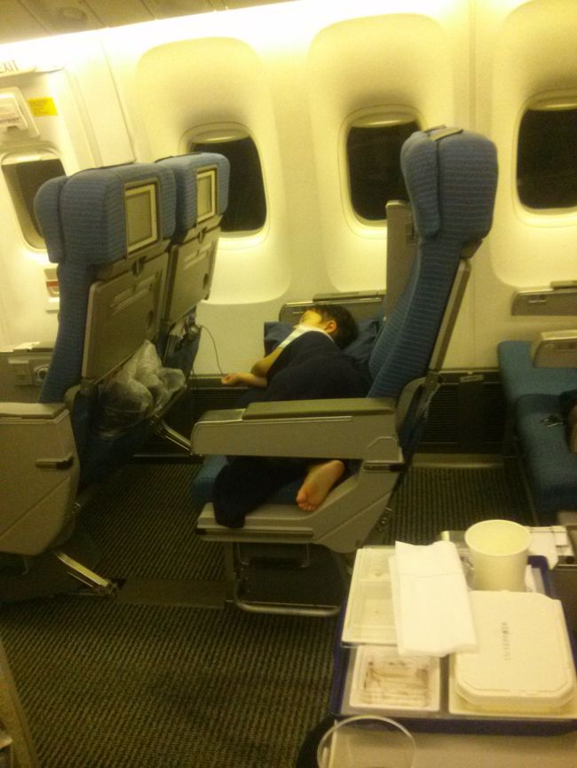 彼はホノルル到着前の軽食が出されるまでぐっすりでした。<br />・・・ちなみにシンちゃんも(笑)<br /><br />行きは楽チンでした！