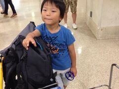 那覇空港に着きました。

下の子にとっては、3歳になる前に来た記憶などありません。
5歳になって、物心ついて始めて来る沖縄。
とても楽しみです。
