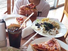 お昼はピザオーシャンズです。

ピザが食べ放題でなんと980円。
首都圏では考えられないです。
でも、なかなか次のピザが出てこなくて・・・。
と言いつつ、死ぬほど食べました。

子供たちもピザが大好きなので、うれしいですね。